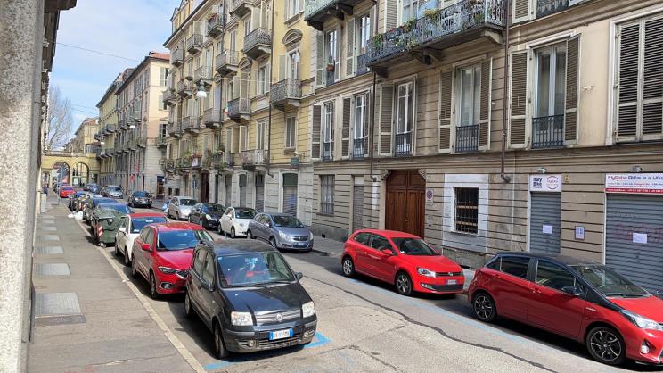 مدينة تورينو مغلقة وسكانها في حجر صحي إجباري (الجزيرة)