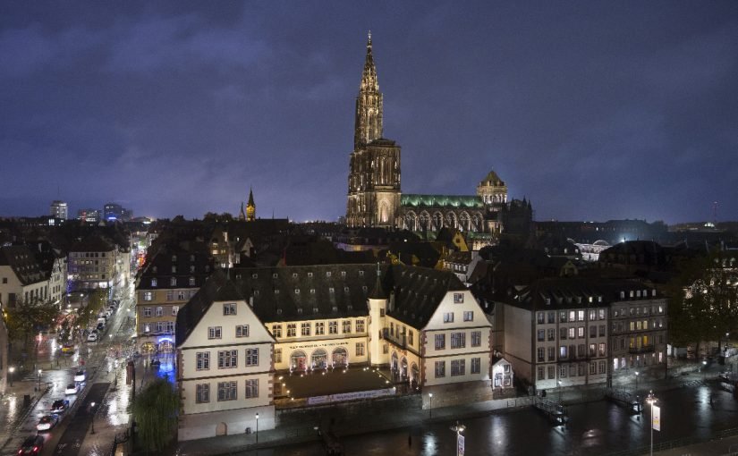 cathedrale-notre-dame-de-strasbourg-france-conception-lumiere-acte-lumic3a8re-c2a9-xavier-boymond-novembre-2016-4-825x510-2 السياحة في فرنسا ستراسبورغ