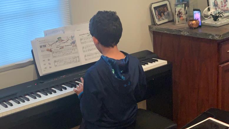 cc167e9e-54c7-469e-816f-4582ce7cc92e-131 أحد التلاميذ يتلقى درس الموسيقى عن بعد (الجزيرة)