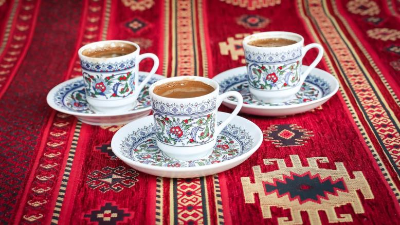 دعوة الجيران على القهوة نوع من أوجه الكرم (مواقع التواصل)