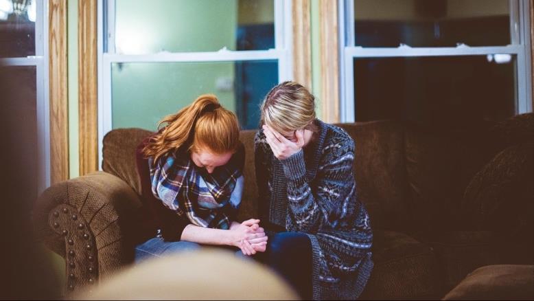 البكاء المكتوم هو إشارة إنذار لمواجهة الإنسان لأشرس أنواع الاكتئاب (بيكساباي)