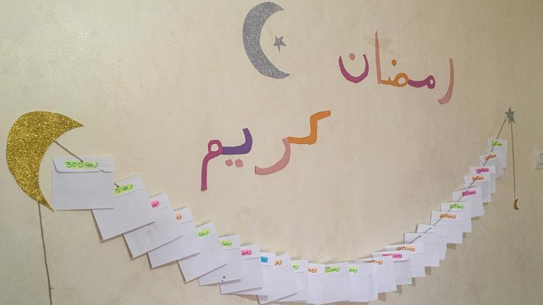 cc167e9e-54c7-469e-816f-4582ce7cc92e-480 أعدت إباء ظروفا بعدد أيام رمضان يحمل كل منها معلومات عن الشهر ونشاطات لأفراد الأسرة (الجزيرة)