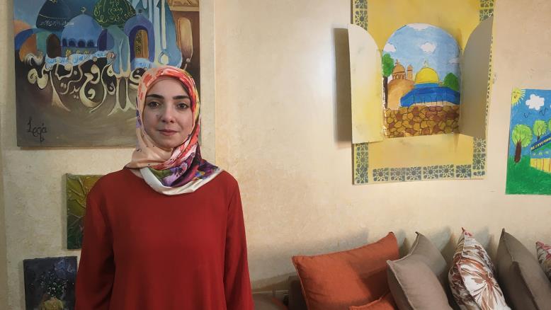 cc167e9e-54c7-469e-816f-4582ce7cc92e-481 الكاتبة التربوية إباء أبو طه ويظهر جزء من زيتة بيتها الرمضانية التي استخدمت فيها إعادة التدوير (الجزيرة)