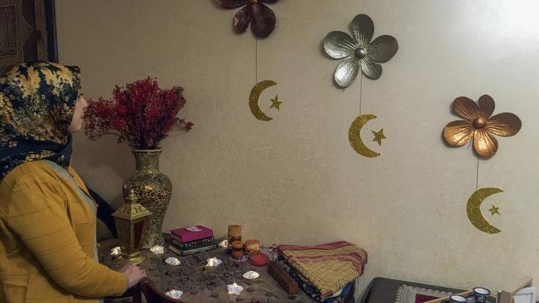 cc167e9e-54c7-469e-816f-4582ce7cc92e-482 إباء أبو طه أمام الزينة اليدوية في بيتها استقبالا لشهر رمضان (الجزيرة)