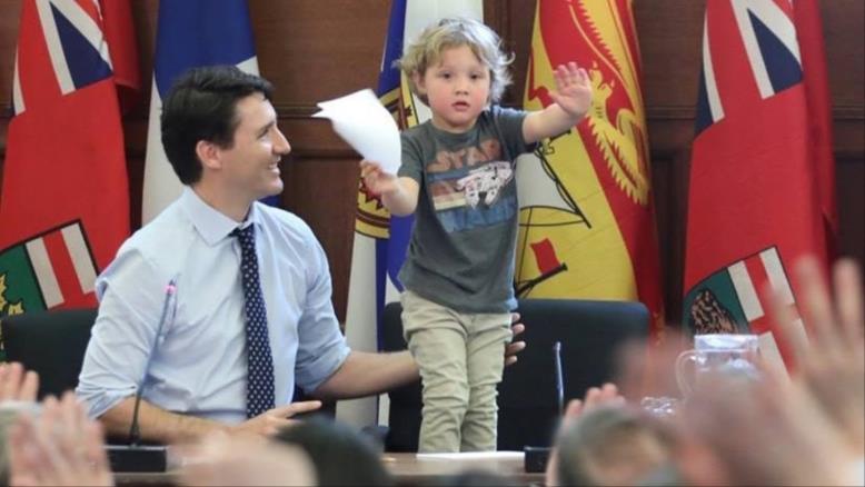 cc167e9e-54c7-469e-816f-4582ce7cc92e-57 جاستن ترودو مع أصغر أبنائه (مواقع التواصل)
