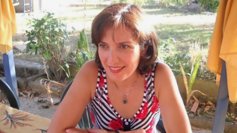 cc167e9e-54c7-469e-816f-4582ce7cc92e-83 الطبيبة النفسية سمر ناصر تقول إن الحيوان يعمل على تغيير الحالة النفسية للإنسان بمجرد أن يقترب منه (الجزيرة)