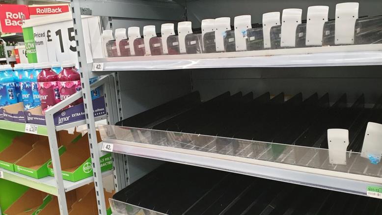 cc167e9e-54c7-469e-816f-4582ce7cc92e-86 أدى التضخم في المبيعات ونفاد المتاجر من المنتجات إلى ارتفاع أسعار بعض السلع (الجزيرة)