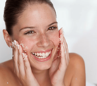 cleaning_dry_skin3-7-380x335-1 تنظيف البشرة الجافة :