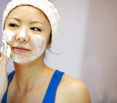 cleaning_normal_combo_skin2-7-380x335-1 تنظيف البشرة العادية و المختلطة :