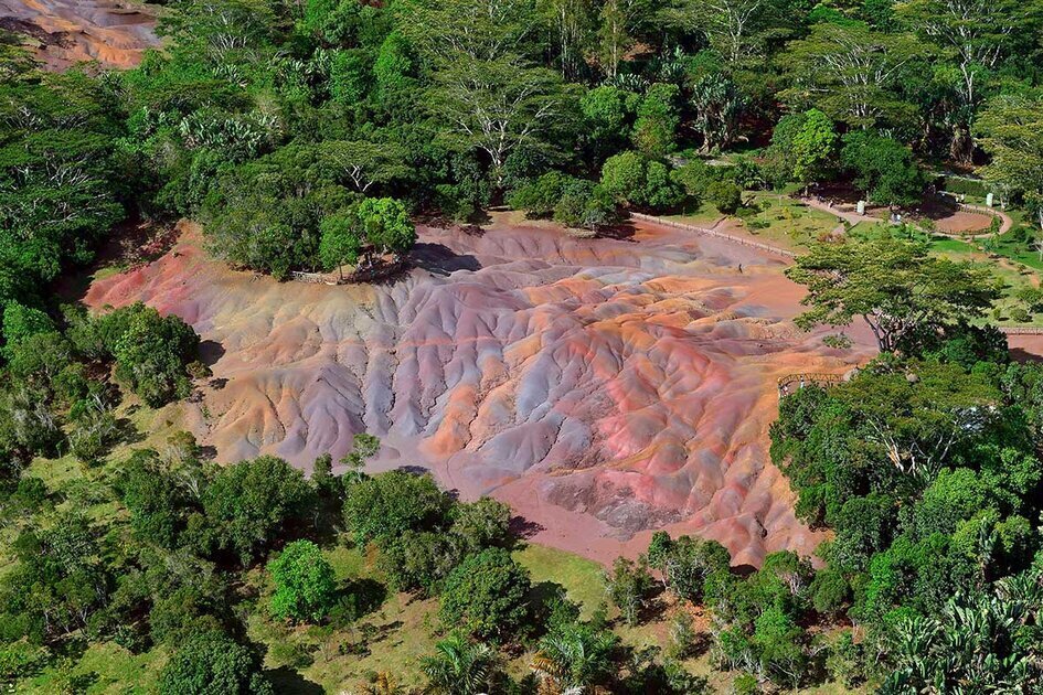 أرض السبعة ألوان