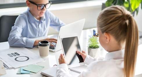 أطفال يدرسون