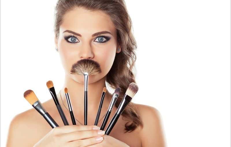 d8a7d8b3d8aad8aed8afd8a7d985d8a7d8aa-d981d8b1d8b4-d8a7d984d985d983d98ad8a7d8ac-800x510-2 استخدامات فرش المكياج