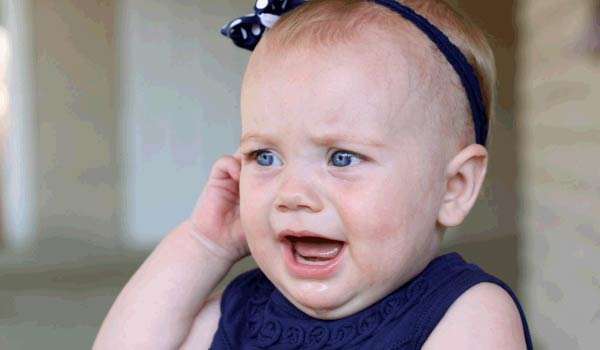 التهاب الاذن الوسطى عند الاطفال .. أعراضه وكيفية علاجه