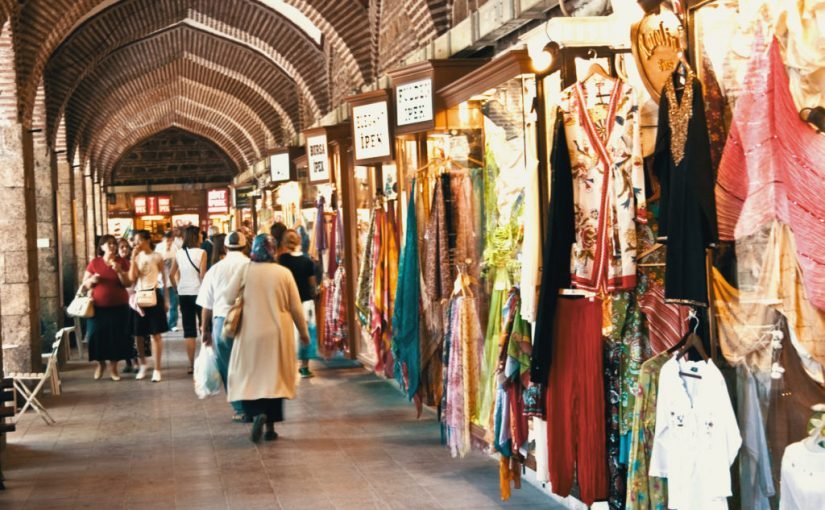 d8a7d984d8b3d988d982-d8a7d984d982d8afd98ad985-d981d98a-d8a7d984d8b4d8a7d8b1d982d8a9-825x510-2 السوق-القديم-في-الشارقة