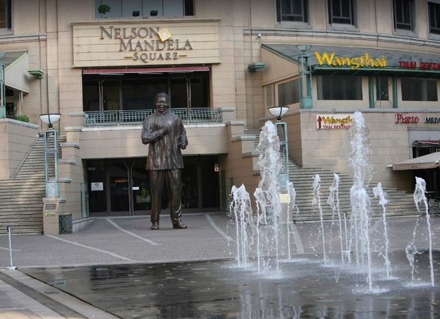 ساحة نيلسون منديلا ساحة نيلسون منديلا