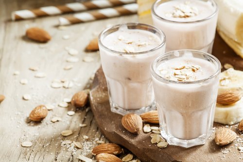 ثلاثة أكواب من كوكتيل يحتوي على الشوفان واللوز