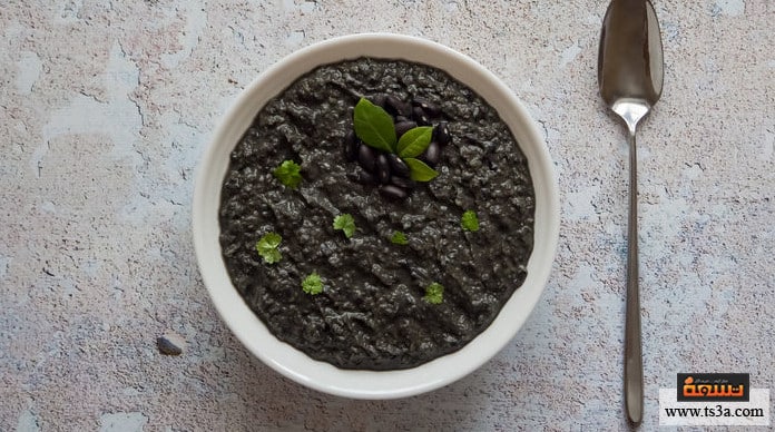 العدس الأسود حساء العدس الأسود بالخضروات