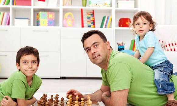 اللعب مع الاطفال