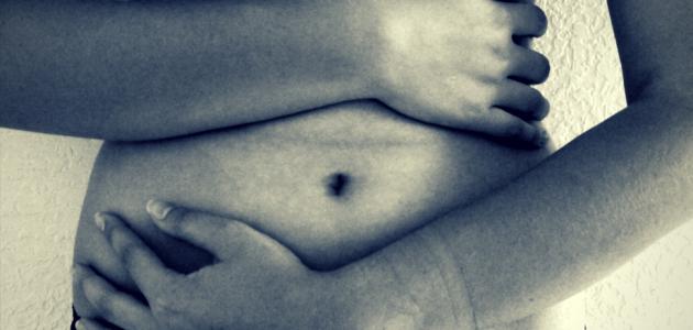 الم فوق السرة