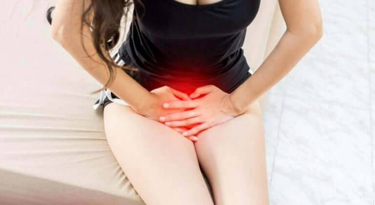 امرأة تعاني من القمل