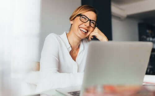 d8a7d985d8b1d8a3d8a9-d8aad8b9d985d984-d981d98a-d985d983d8aad8a8 امرأة تعمل في مكتب