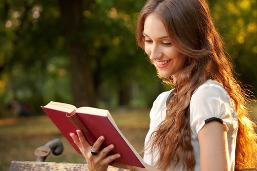 فتاة تقوم بقراءة كتاب