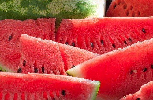 d8a8d8b7d98ad8ae-d8a3d8add985d8b1 قطع من البطيخ الأحمر