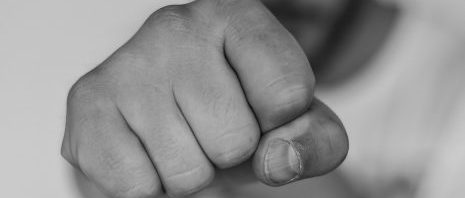 تفسير حلم ضرب شخص باليد