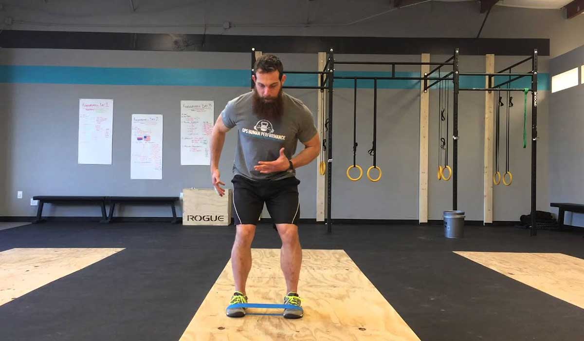 تمرين المشي الجانبي مع استخدام رباط القدم المرن