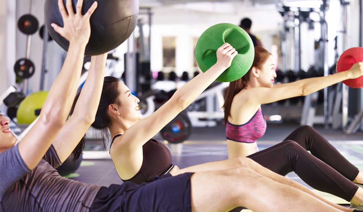 d8aad985d8b1d98ad986-medicine-ball-curl-up تمرين medicine ball curl-up