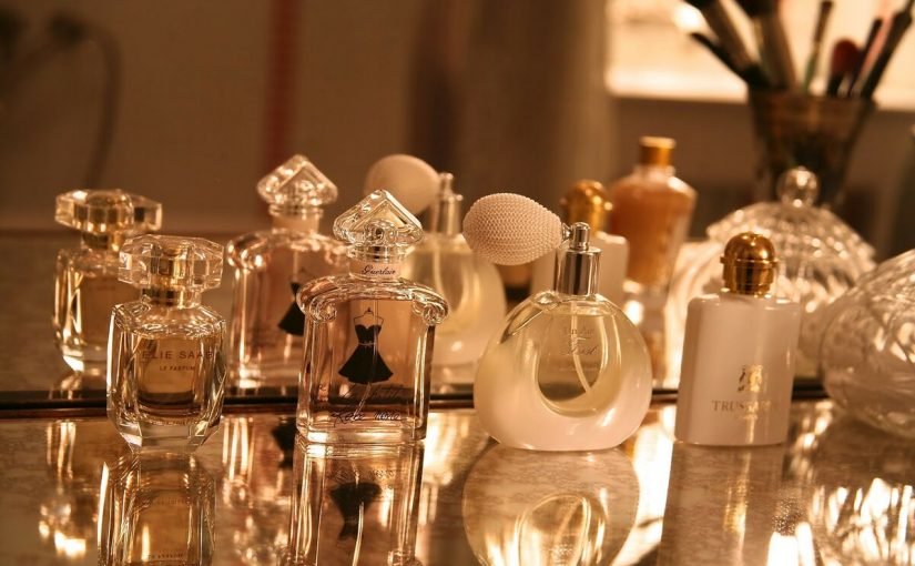 d8acd985d98ad8b9-d8a7d8b3d985d8a7d8a1-d8a7d984d8b9d8b7d988d8b1-825x510-2 جميع اسماء العطور