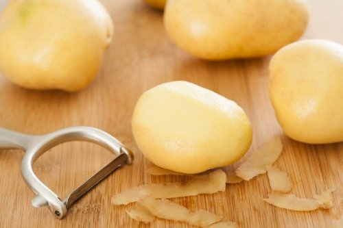 أربع حبات بطاطا مقشرة