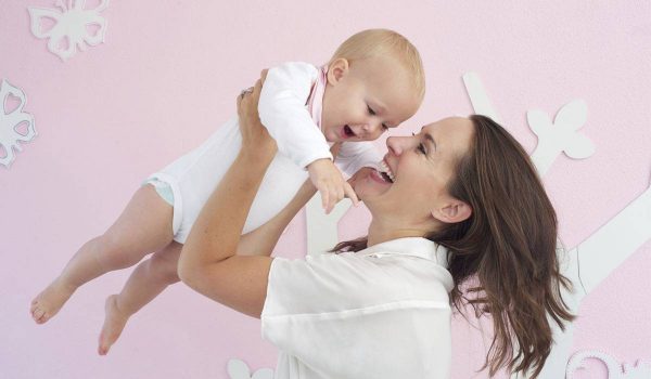 طريقة حمل الطفل الرضيع