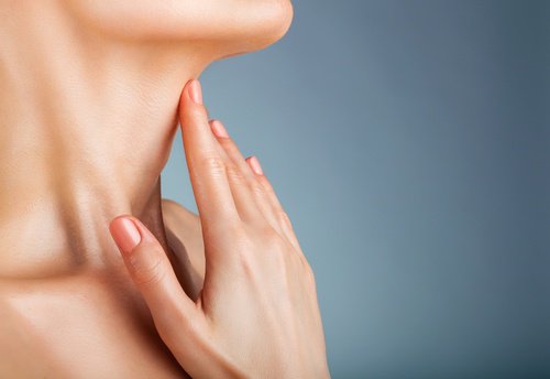 فتاة تلمس رقبتها