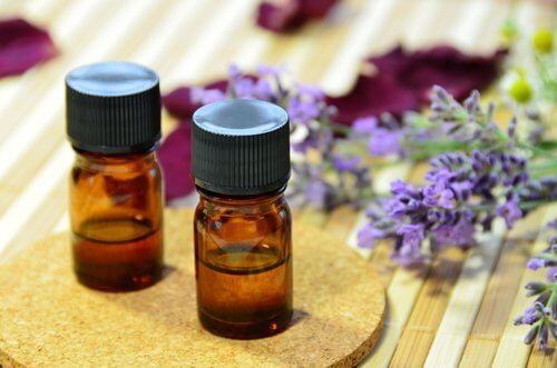 عبوتان من زيت اللافندر العطري