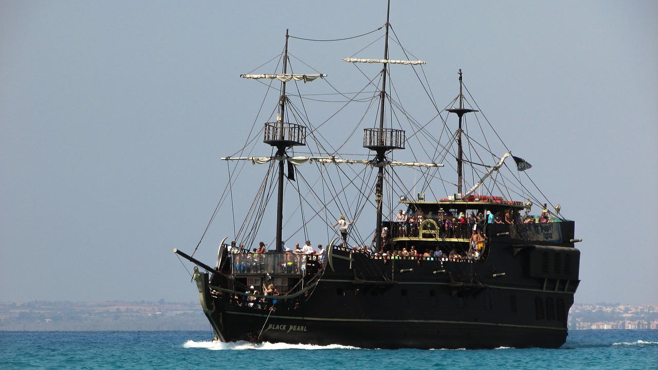 سفينة قراصنة اللؤلؤة السوداء The Black Pearl pirate ship سفينة قراصنة اللؤلؤة السوداء The Black Pearl pirate ship