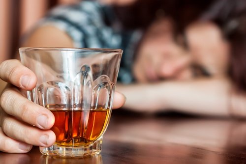 سيدة ثملة تشرب الكحول