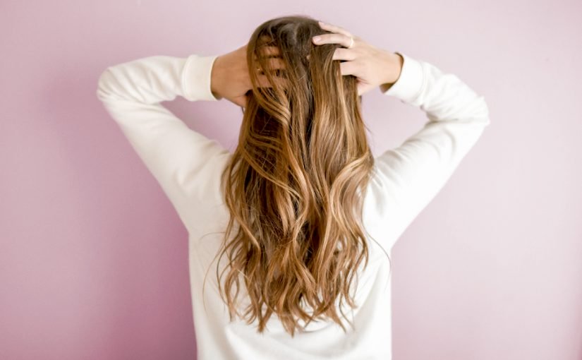 d8b7d8b1d982-d8aad981d8aad98ad8ad-d8a7d984d8b4d8b9d8b1-d8b7d8a8d98ad8b9d98ad8a7d98b-d984d8a3d988d984-d985d8b1d8a9-d8a8d8a7d984d984d98ad985d988d986-825x510-2 طرق تفتيح الشعر طبيعياً لأول مرة بالليمون