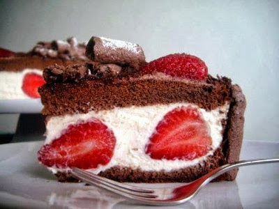 طريقة-عمل-كيك-الشوكولاتة-بالفراولة-و-الكريمة