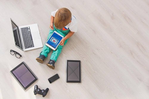 طفل يلعب بأجهزة إلكترونية