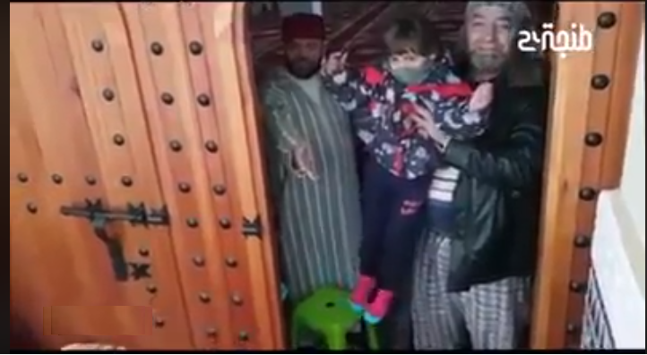 d8b7d986d8acd8a9-1 طنجة.. أسرة تنام أمام عتبة المسجد والإمام يبكي لأنه لايستطيع إدخالهم للمسجد ولا طردهم