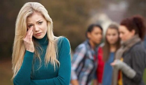 d981d8aad8a7d8a9-d8aad8b2d8b9d984-d985d986-d8b5d8afd98ad982d8a7d8aad987d8a7 فتاة تخاصم صديقاتها