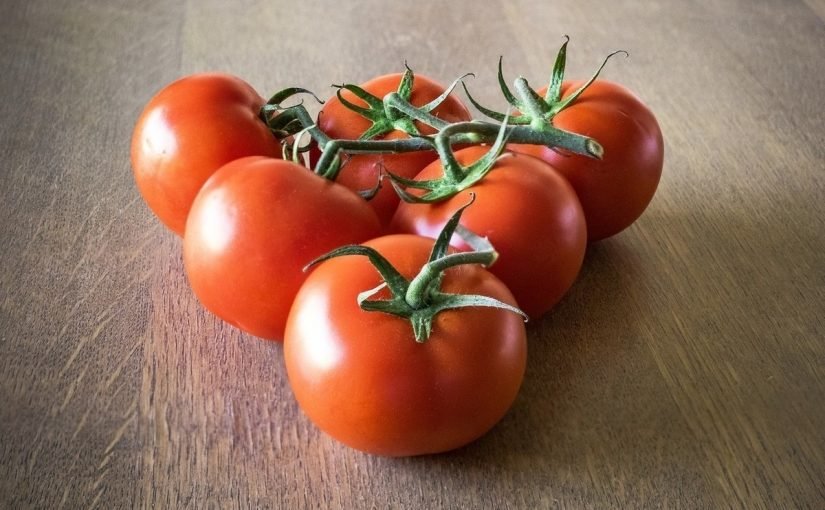 d981d988d8a7d8a6d8af-d8a7d984d8b7d985d8a7d8b7d985-d984d984d8a8d8b4d8b1d8a9-825x510-2 فوائد الطماطم للبشرة