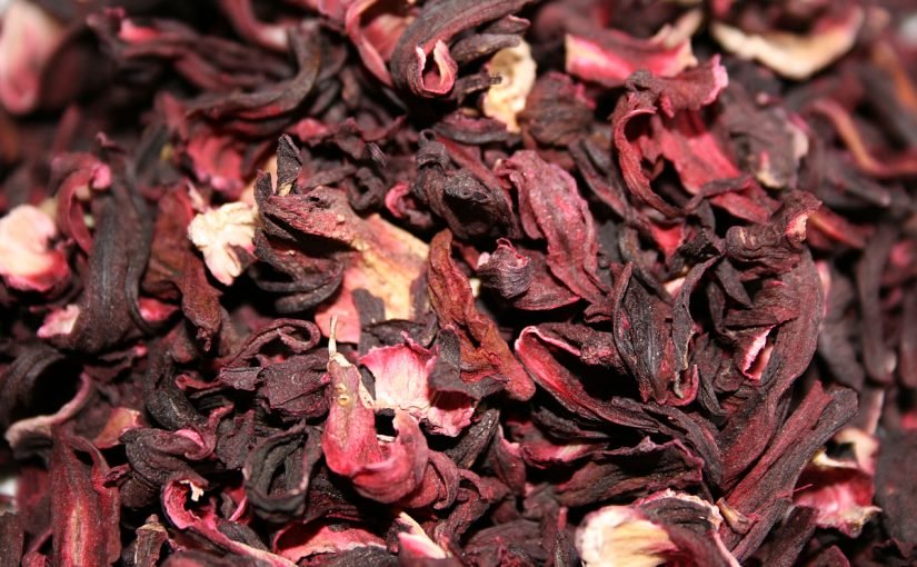 d981d988d8a7d8a6d8af-d8a7d984d983d8b1d983d8afd98ad987-d984d984d8a8d8b4d8b1d8a9-825x510-2 فوائد الكركديه للبشرة