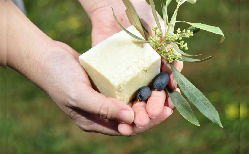 d981d988d8a7d8a6d8af-d8b5d8a7d8a8d988d986-d8a7d984d8bad8a7d8b1-d988d8b2d98ad8aa-d8a7d984d8b2d98ad8aad988d986-825x510-2 فوائد صابون الغار وزيت الزيتون