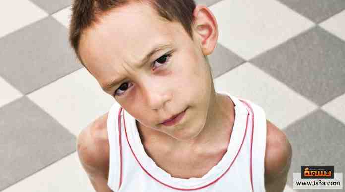 يأتي طفل صغير ليسألك عن الوقت في الشارع، وتلاحظ أنه صغير السن وليس بصحبة والديه، ماذا تفعل؟