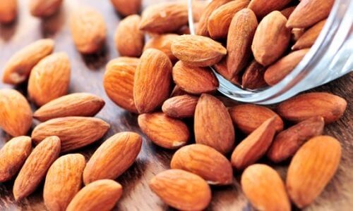 اللوز مفيد لبشرتك