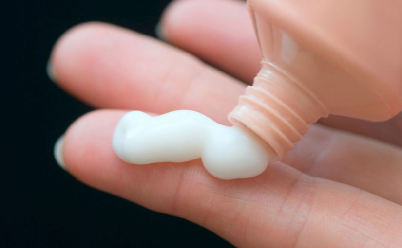 d983d8b1d98ad985-d983d98ad988-d981d98a-d984d984d8a8d8b4d8b1d8a9-d8a7d984d8afd987d986d98ad8a91-825x510-2 كريم كيو في للبشرة الدهنية