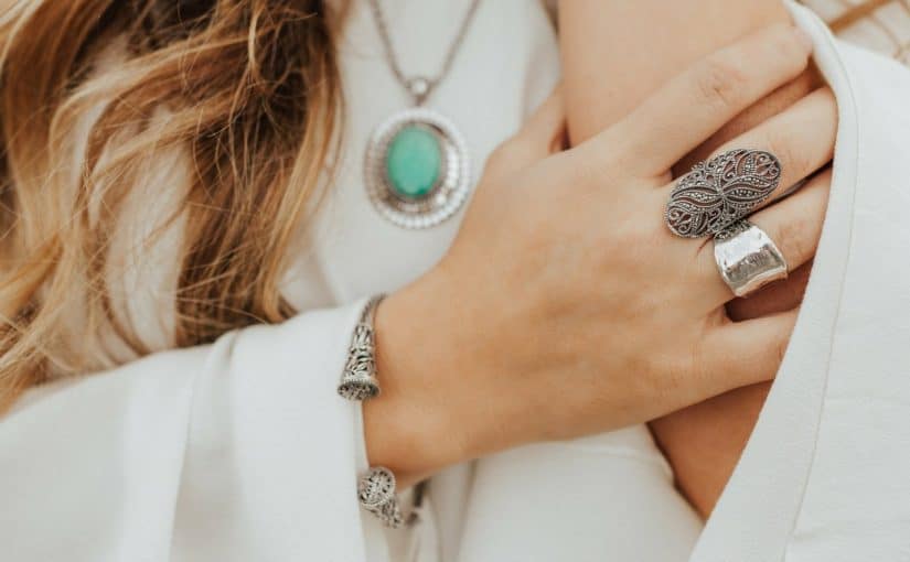 d983d98ad981-d8aad8b9d8b1d981-d8a7d984d981d8b6d8a9-d8a7d8b5d984d98ad987-825x510-2 كيف تعرف الفضة اصليه