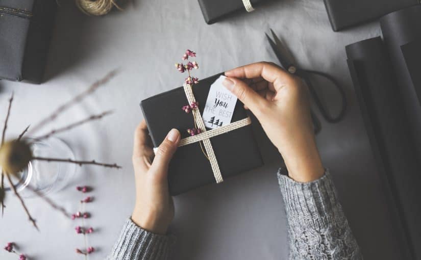 d983d98ad981d98ad8a9-d8a7d8aed8aad98ad8a7d8b1-d8a7d984d987d8afd8a7d98ad8a7-825x510-2 كيفية اختيار الهدايا